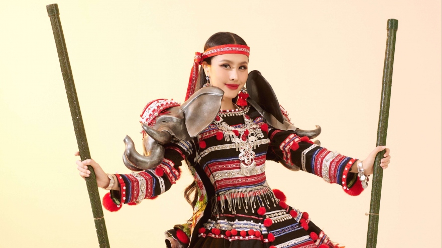 Ngọc Hằng gặp sự cố khi trình diễn National Costume tại Miss Intercontinental
