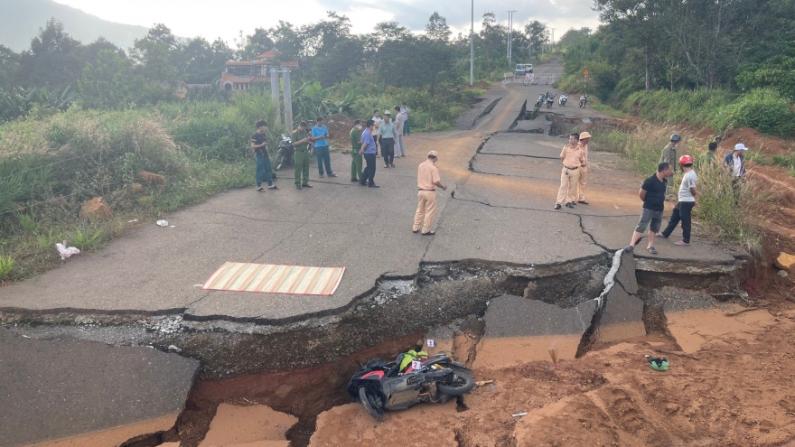 Xe máy rơi xuống hố sạt lở đường tránh QL20, người đàn ông tử vong