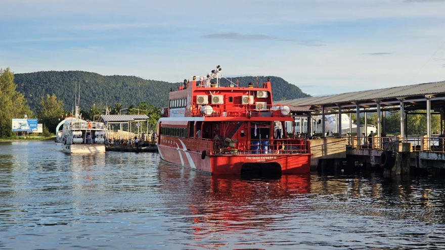Tàu cao tốc đi Phú Quốc tạm ngưng hoạt động do gió lớn