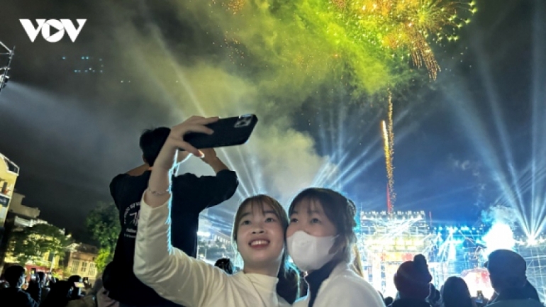 Vietnamese revelers jubilantly ring in New Year 2024