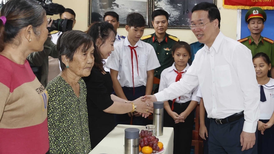 Chủ tịch nước: Quan tâm đến người dân để xã đảo Thổ Châu sớm không còn hộ nghèo