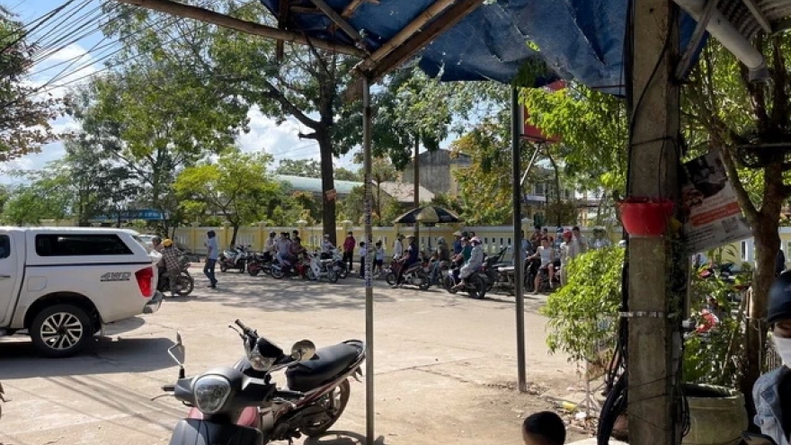 Hai tên cướp ngân hàng vứt lại túi tiền vì bảo vệ kịp thời bấm chuông cảnh báo