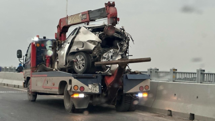 Ô tô bẹp dúm sau cú va chạm mạnh trên cầu Vĩnh Tuy