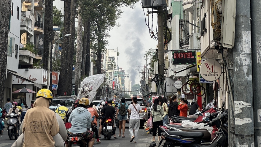 Cứu thoát một người mắc kẹt trong vụ hỏa hoạn ở TP.HCM