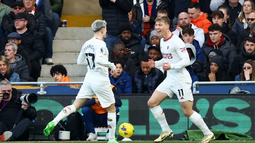 Hojlund lập cú đúp trong 7 phút, MU thắng nhọc Luton