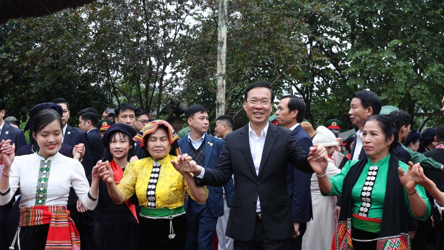 Chủ tịch nước dự múa Xòe, đánh cồng và tra hạt giống tại Ngày hội Sắc Xuân