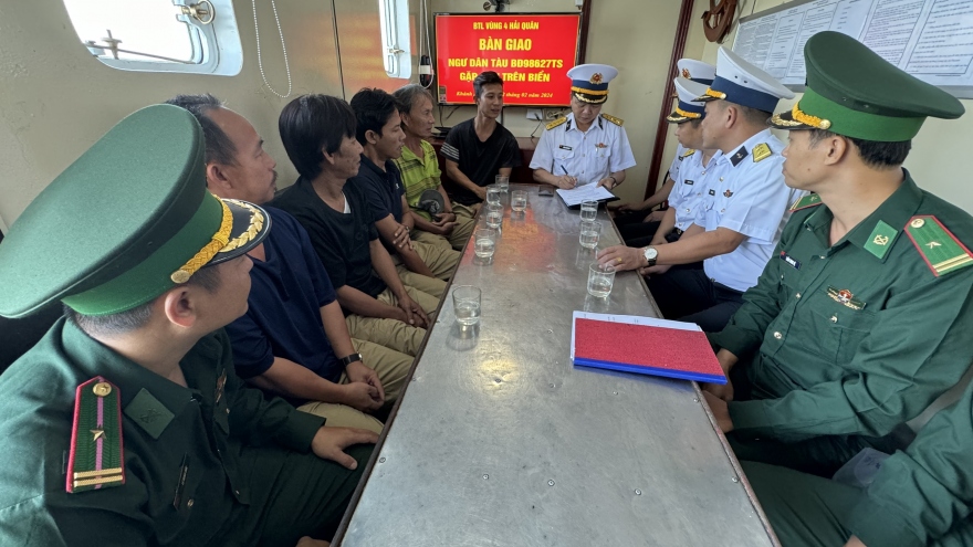Tàu Hải quân 408 bàn giao 5 ngư dân trên tàu cá BĐ 96827 TS