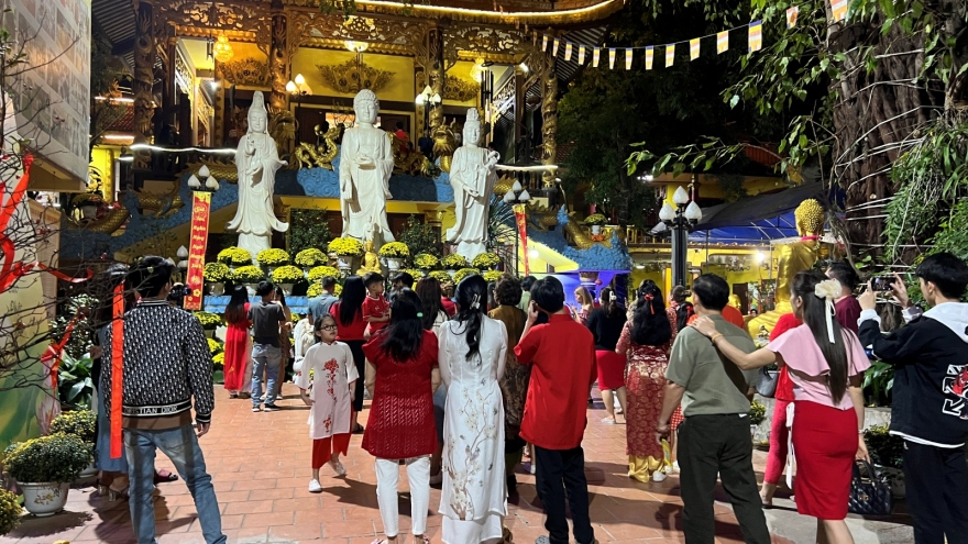 Người Việt tại Lào đón giao thừa cầu mong bình an