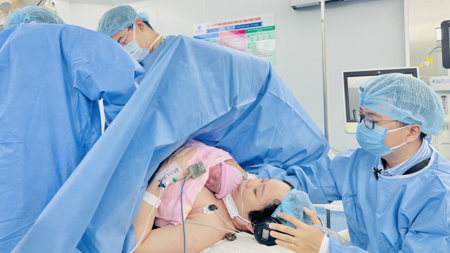 Em bé thứ hai được thông tim khi còn trong bào thai đã chào đời khỏe mạnh