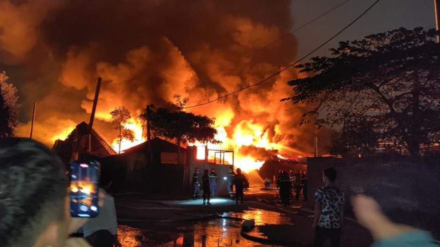 Cháy nhà kho chứa nguyên liệu sản xuất nhựa tại Hải Phòng