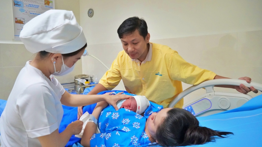 Lì xì vàng miếng cho 5 em bé chào đời vào thời khắc giao thừa năm Giáp Thìn