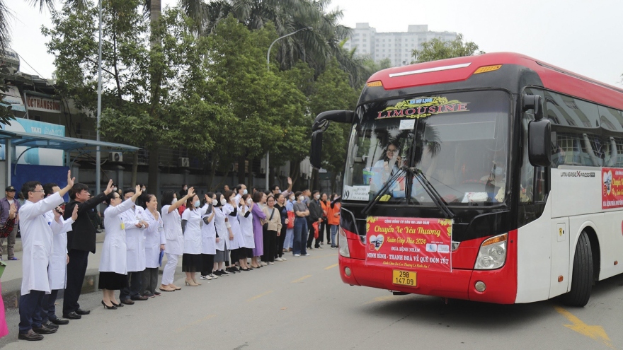 Gần 400 bệnh nhân về quê đón Tết trên chuyến xe yêu thương