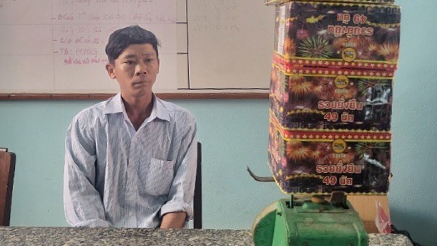 Khởi tố 2 người buôn bán pháo hoa nổ