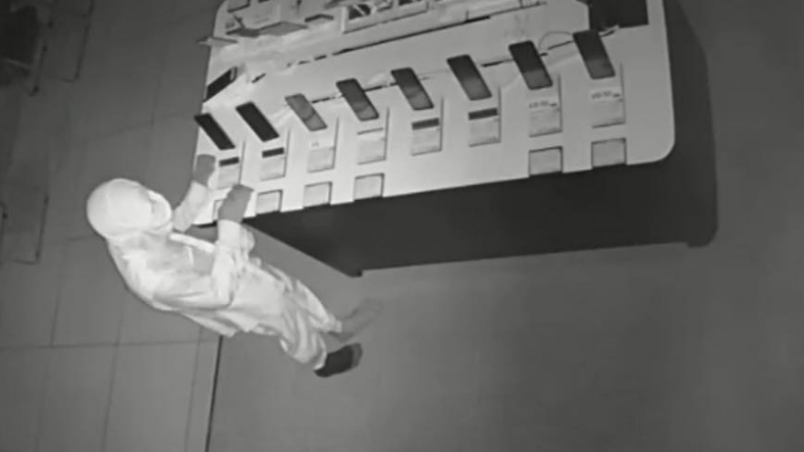 Bắt 3 đối tượng liên quan vụ trộm cửa hàng Điện máy Xanh tại Bình Dương