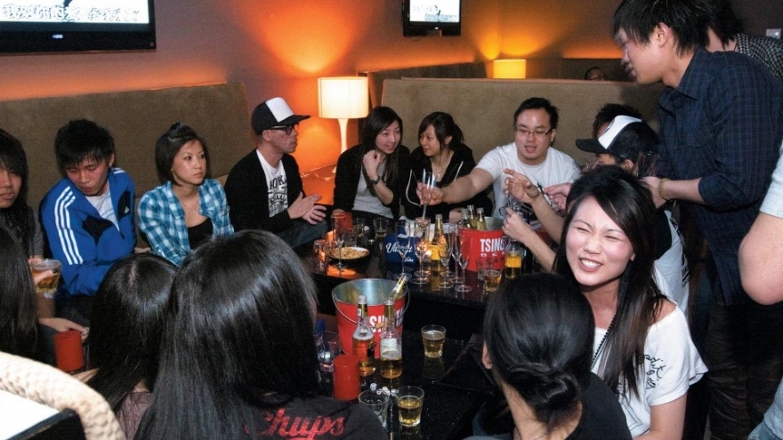 Sốc khi phát hiện vợ liên tục nhắn tin, liên lạc với bạn trai cũ