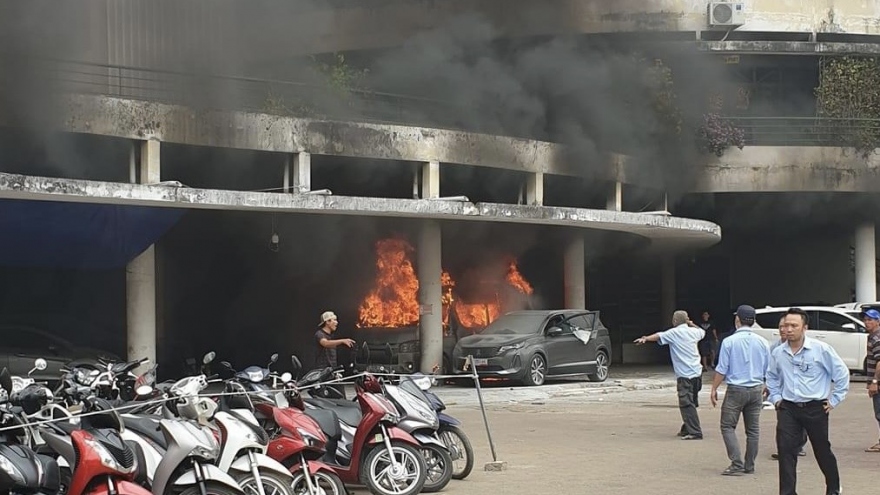 Đang đỗ trong bãi xe, xe cứu thương bất ngờ bốc cháy