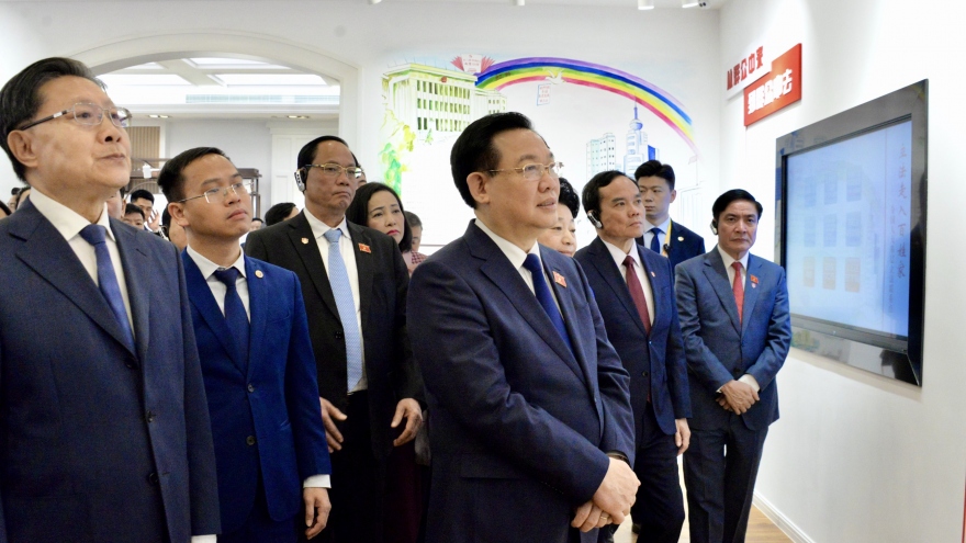 Chủ tịch Quốc hội thăm Trung tâm Tư vấn lập pháp cơ sở Hồng Kiều, TP Thượng Hải