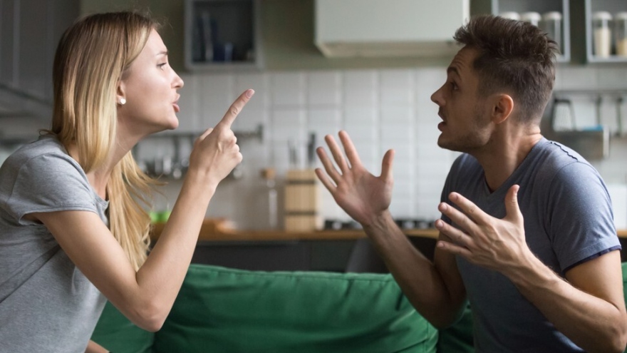 Mệt mỏi sống trong cảnh ghen tuông của chồng là "phi công trẻ"