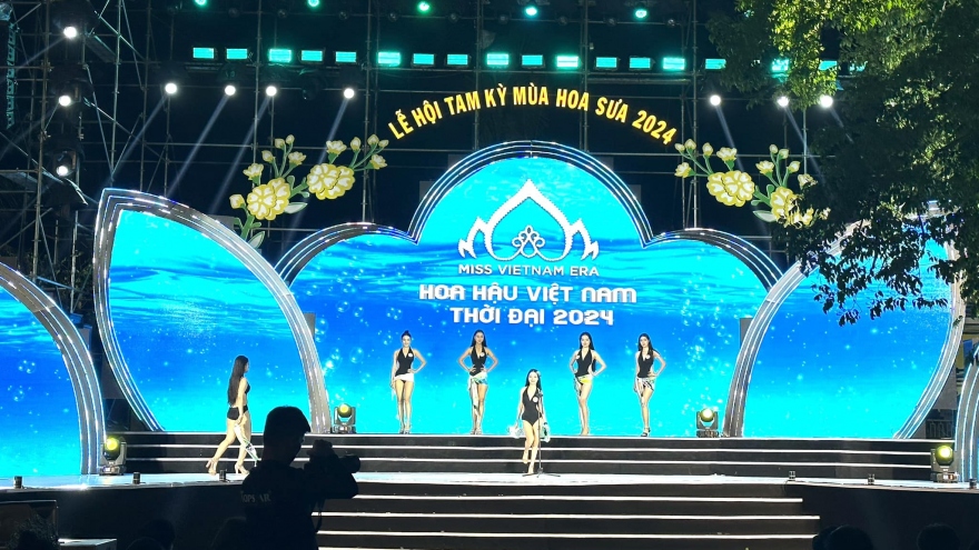 Đông đảo du khách tham dự Lễ hội "Tam Kỳ mùa hoa sưa"