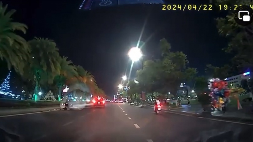Công an xác minh ô tô tông xe máy rồi bỏ chạy
