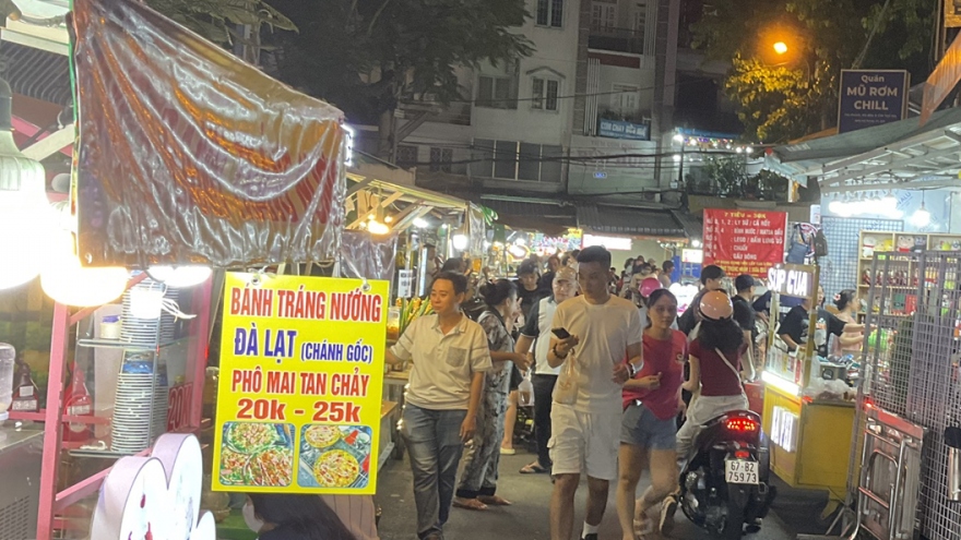 Chợ đêm ở TP.HCM đông đúc