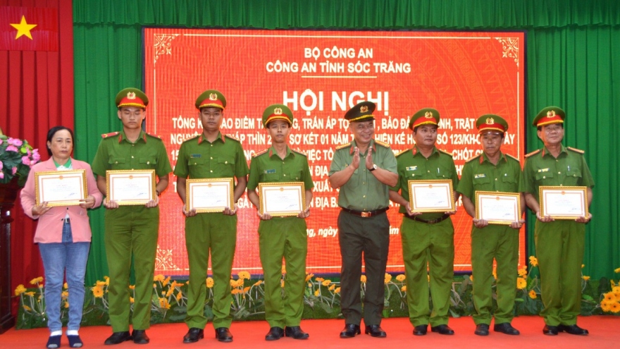 Khen thưởng các tập thể, cá nhân giải cứu con tin bị kẻ "ngáo đá" khống chế