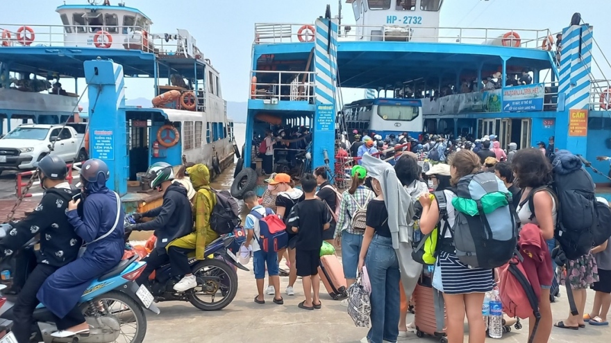 Du khách đến Cát Bà không quá đông nhưng phà Đồng Bài vẫn tắc dài