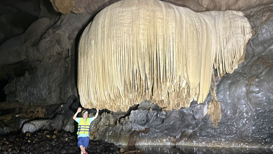 Phát hiện hang động đẹp tại Quảng Bình có “rèm thạch nhũ” lớn
