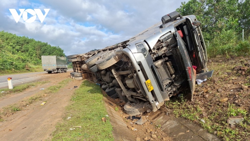 Cấm xe tải, xe khách trên 30 chỗ vào Cao tốc Cam Lộ - La Sơn từ ngày 4/4