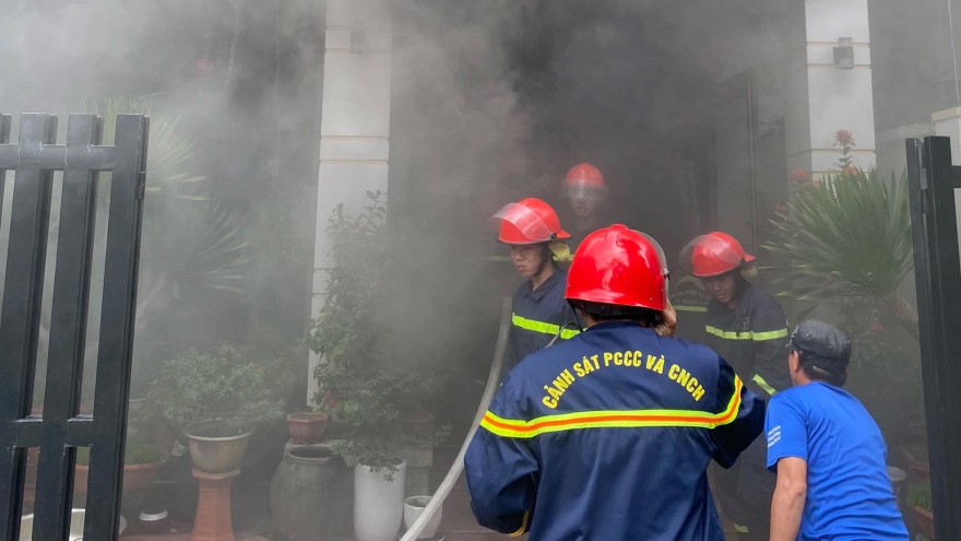 Tạm giữ hình sự người đàn ông dùng dao tấn công vợ rồi tự đốt nhà tại Quảng Nam