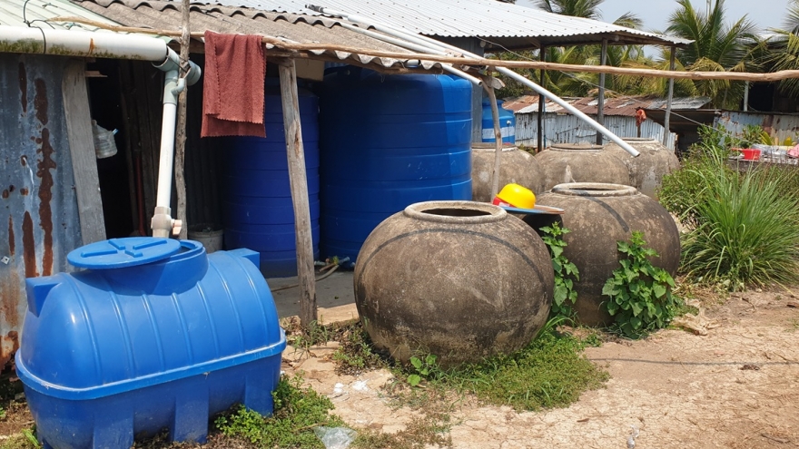 Vùng sông nước bao quanh, người dân chật vật tìm nước ngọt