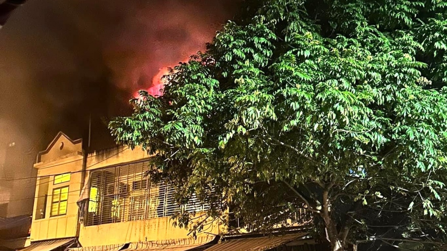 Cháy tại cửa hàng hoa quả trong đêm ở Hải Dương