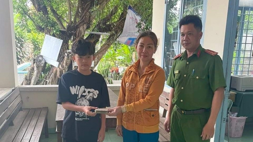 Một học sinh ở Tiền Giang nhặt và hoàn trả lại tiền cho người bị mất
