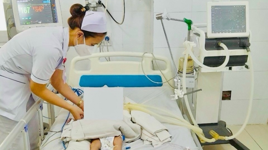 Bé gái 2 tháng tuổi ở Bình Dương sốc phản vệ sau tiêm vaccine đã xuất viện