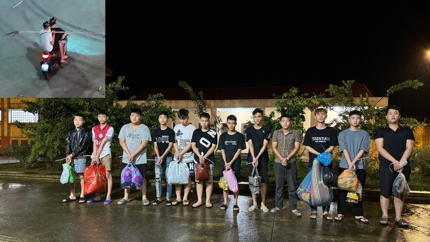 Tạm giữ hình sự 12 thanh niên mang dao kiếm đánh nhau trên đường