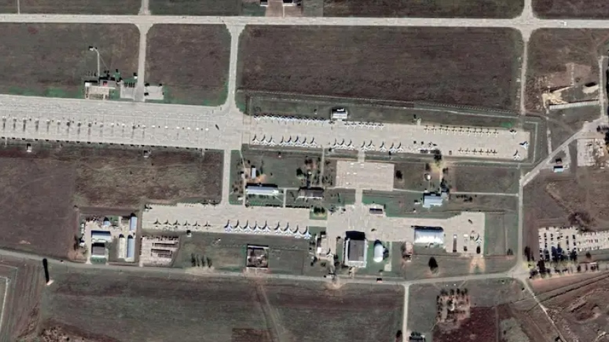 Ukraine tung đòn tấn công phối hợp vào căn cứ không quân chiến lược của Nga