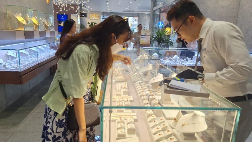 Đảm bảo đủ nguồn cung và bám sát giá thế giới để bình ổn giá vàng