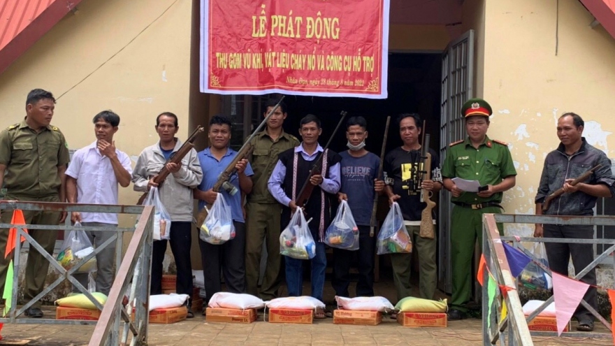 Người dân tự nguyện giao nộp hàng nghìn vũ khí và vật liệu nổ