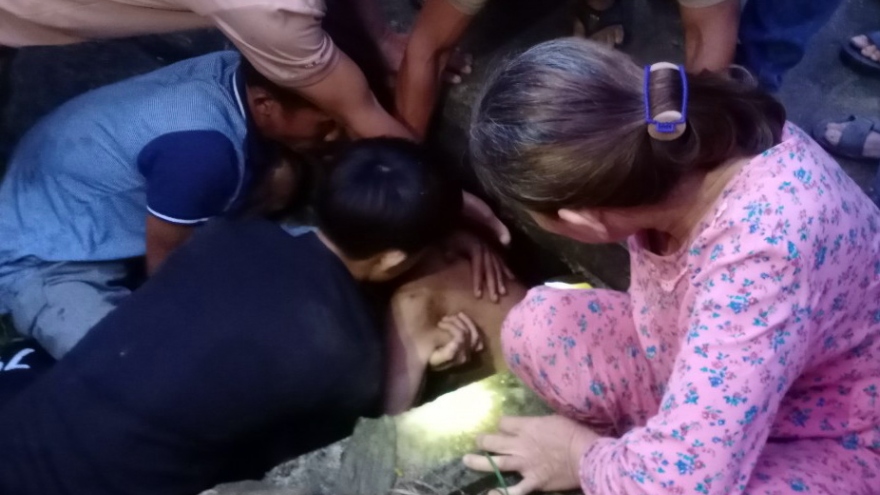 Trong đêm tối, 2 thanh niên chui vào cống thoát nước cứu cụ già gần 90 tuổi