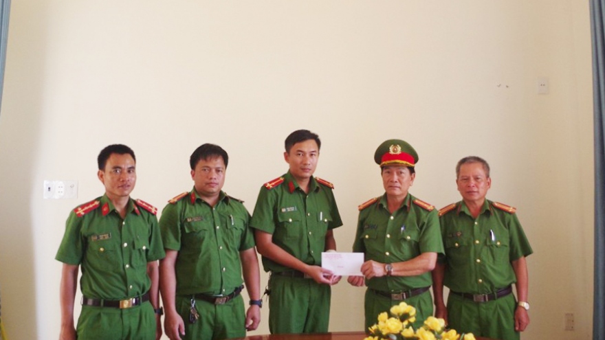 Ngăn chặn nhóm thanh niên cầm hung khí đi thanh toán nhau, một công an bị thương