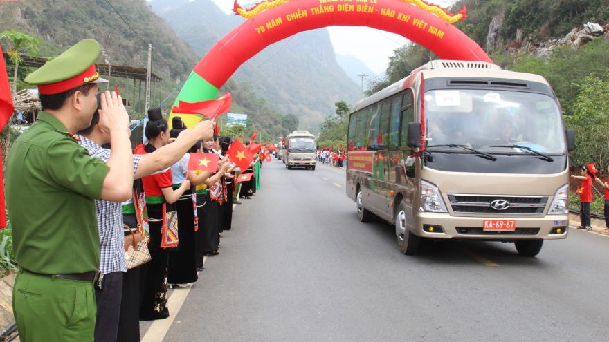 Người dân Sơn La chào đón đoàn diễu binh, diễu hành hoàn thành nhiệm vụ trở về