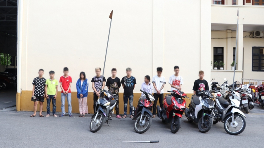 Tạm giữ nhóm “quái xế” mang dao phóng lợn náo loạn đường phố Quảng Ninh