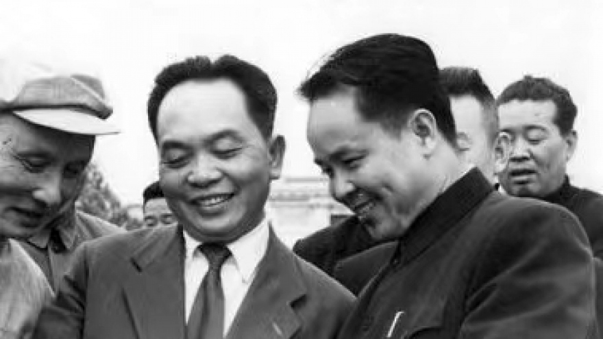 Ảnh quý: Trưởng đoàn cố vấn Trung Quốc Vi Quốc Thanh với Điện Biên Phủ