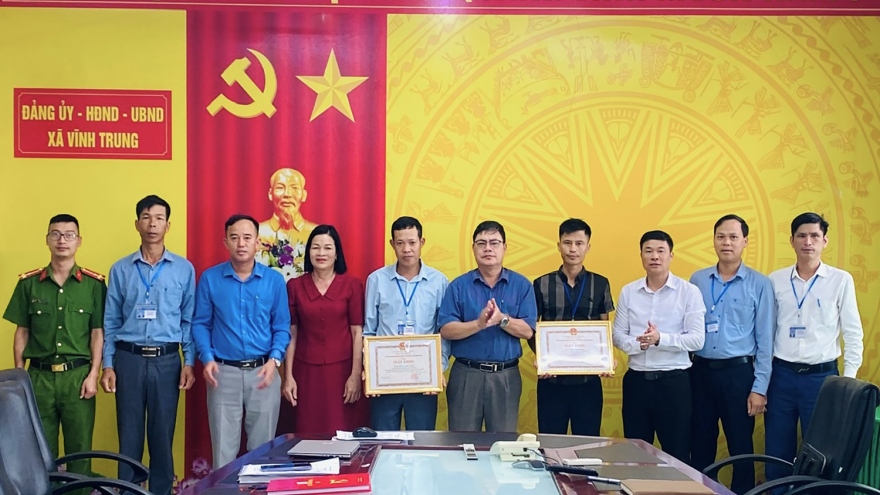 Khen thưởng 2 cán bộ xã cứu khách du lịch bị đuối nước
