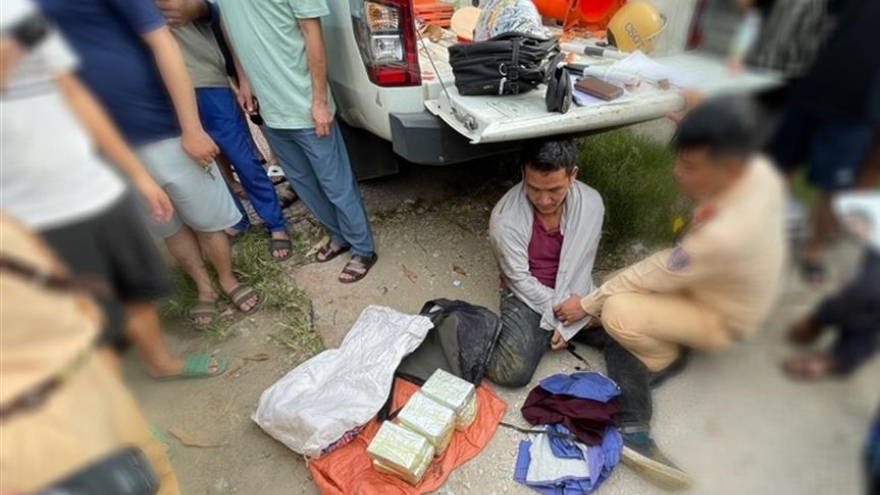 Bắt giữ đối tượng vận chuyển 18 bánh ma tuý bằng xe máy