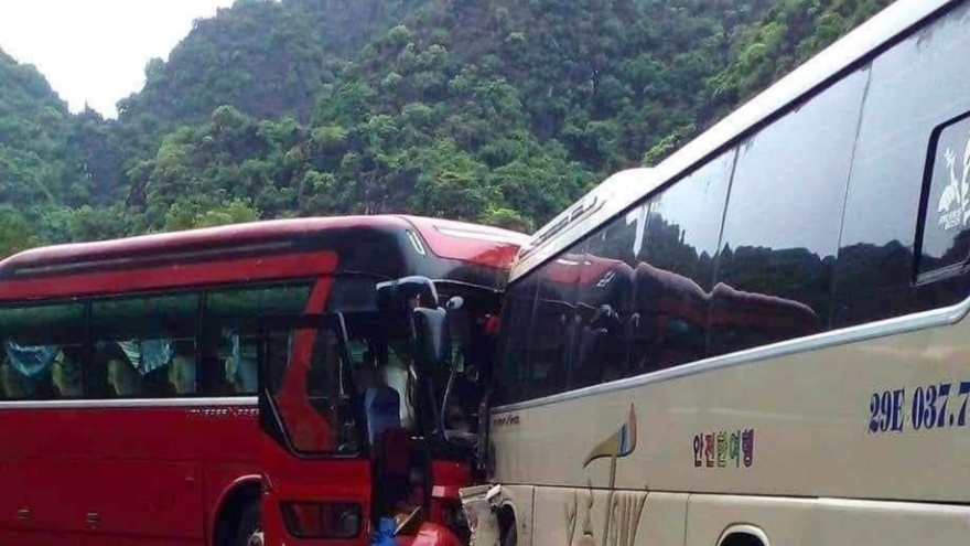 Xe khách đối đầu trên đường xuyên đảo Cát Bà làm 1 người tử vong