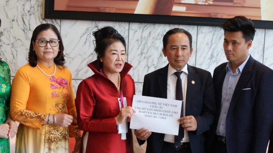 Trao tiền hỗ trợ cho bà con bị thiệt hại bởi vụ cháy TTTM tại Ba Lan