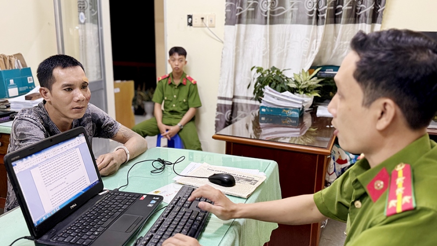 Hai đối tượng bị khởi tố vì chống trả công an để bảo vệ kẻ bị truy nã