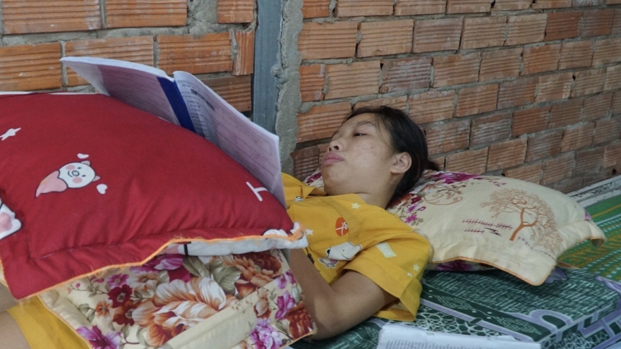 Nữ sinh bị tai nạn gãy cột sống được bố trí phòng riêng thi lớp 10 ở TP.HCM