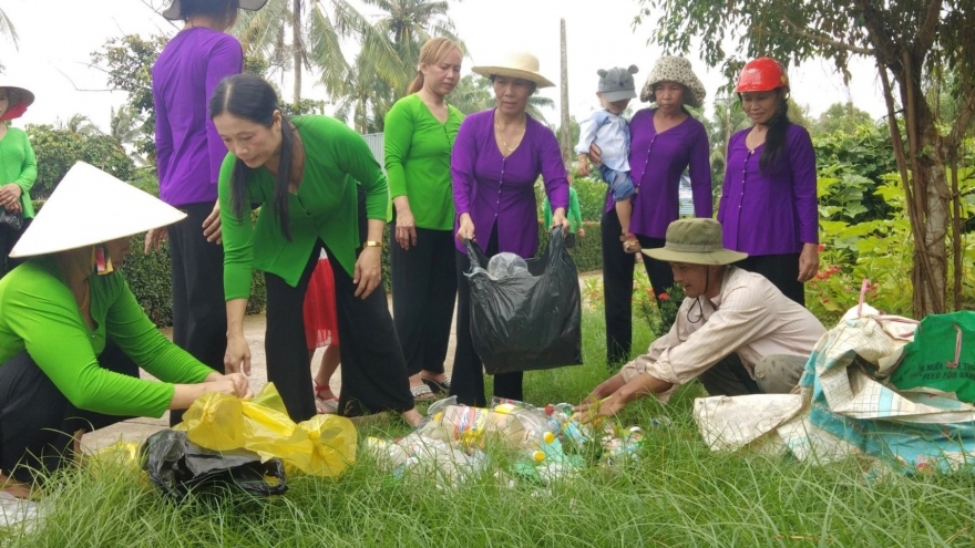 Tình người từ rác thải nhựa của phụ nữ Cà Mau